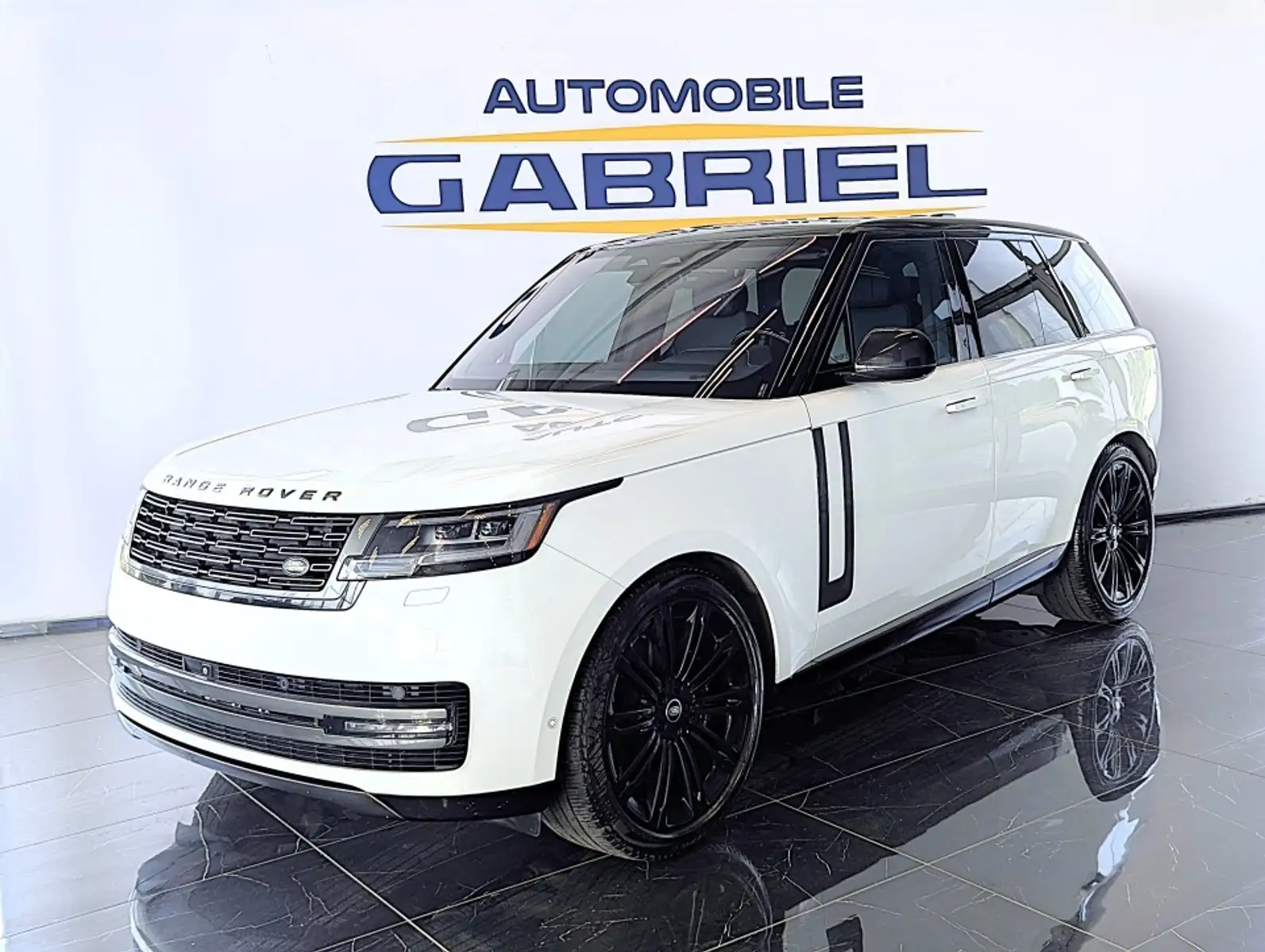 2023 Land Rover Range Rover SE — photo 1