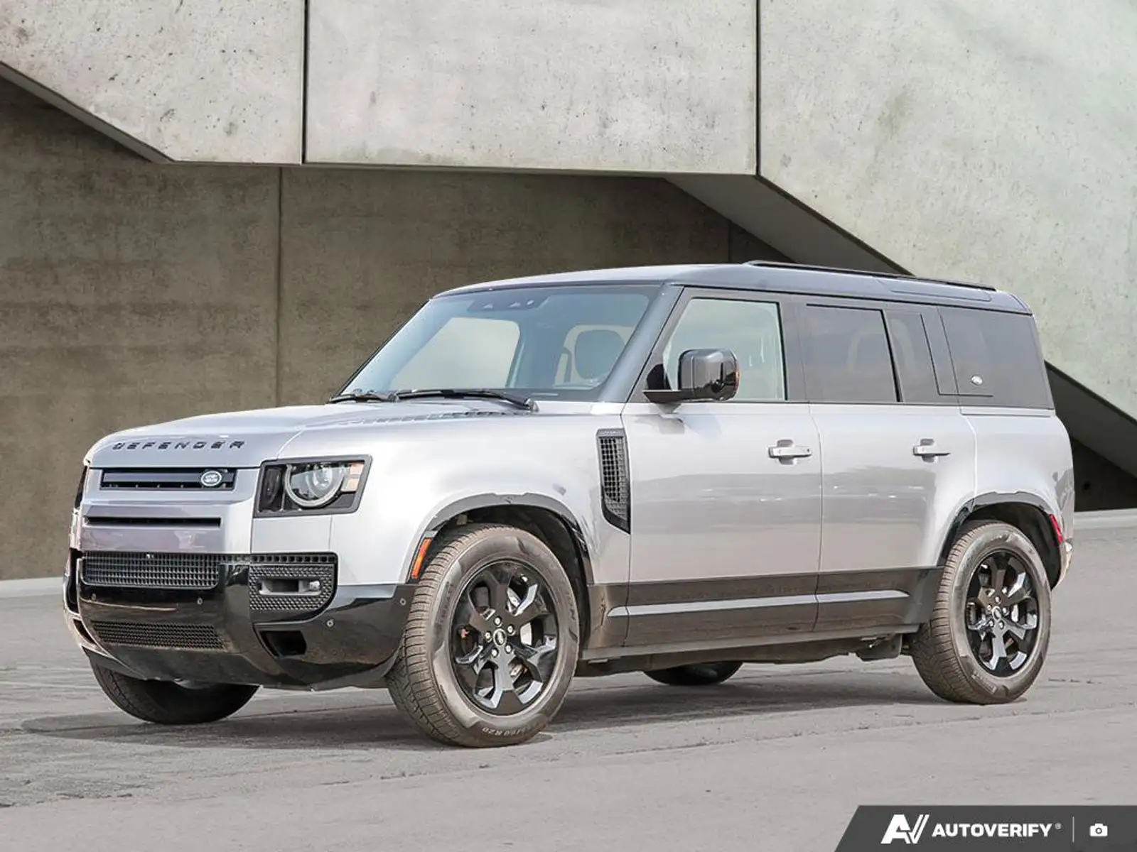 2024 Land Rover — photo 1