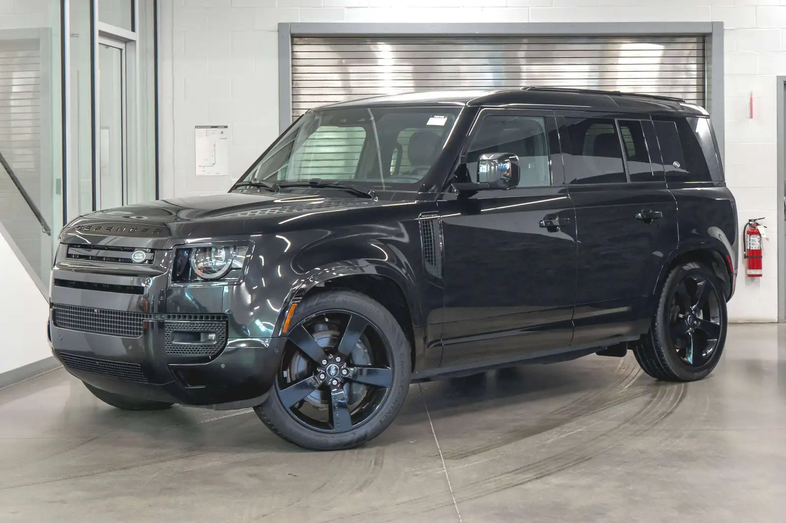 2024 Land Rover — photo 1