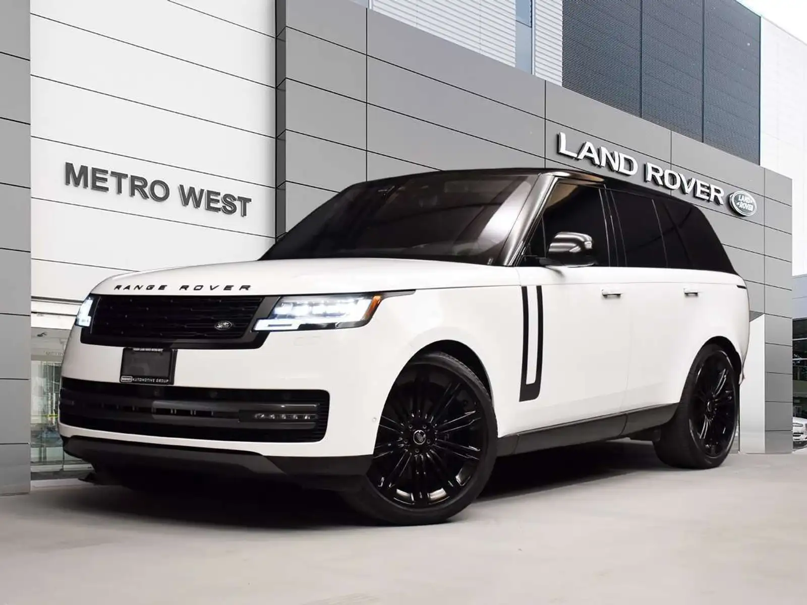2023 Land Rover Range Rover P400 SE SWB at 4.99% — photo 1