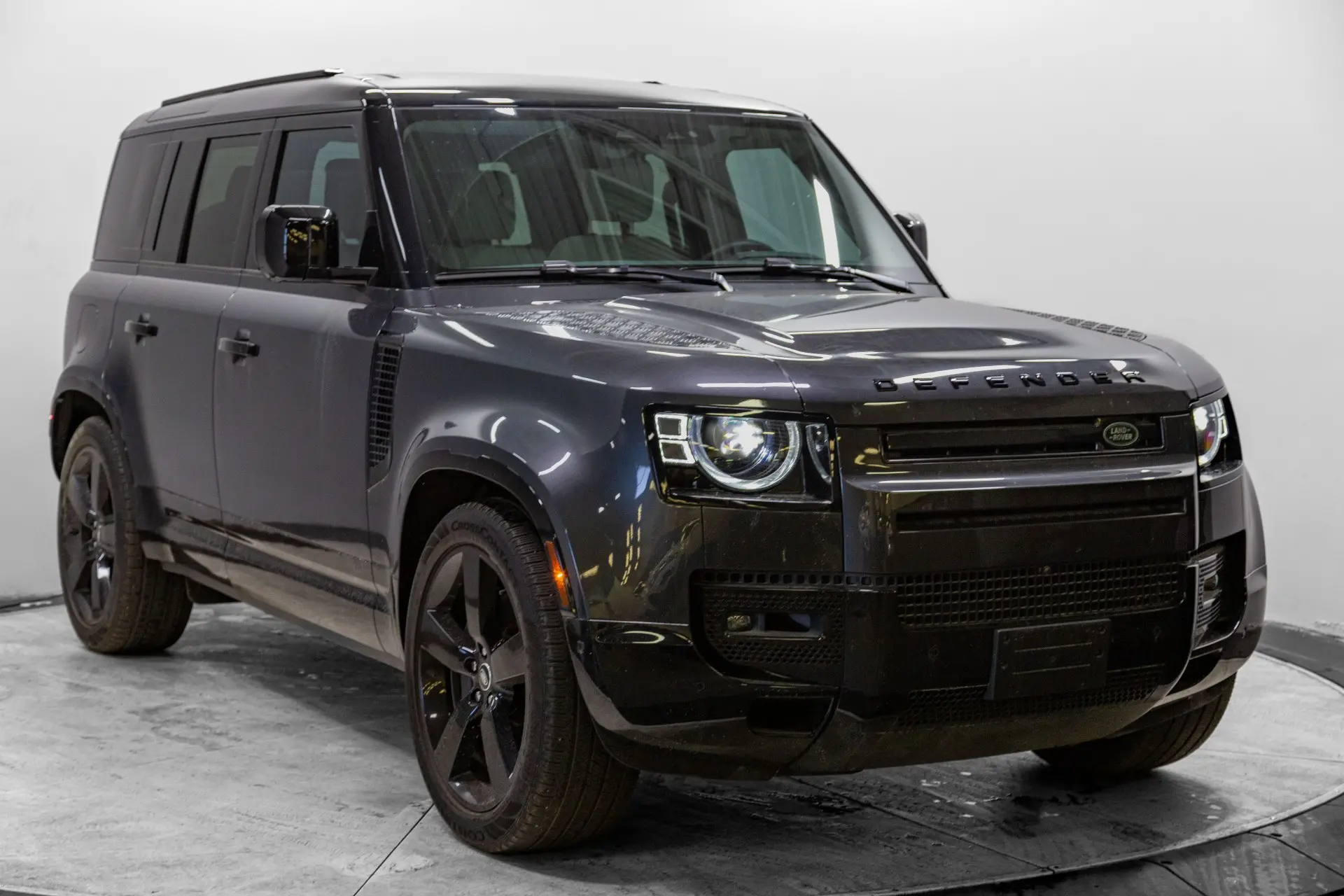2025 Land Rover Defender — photo 1