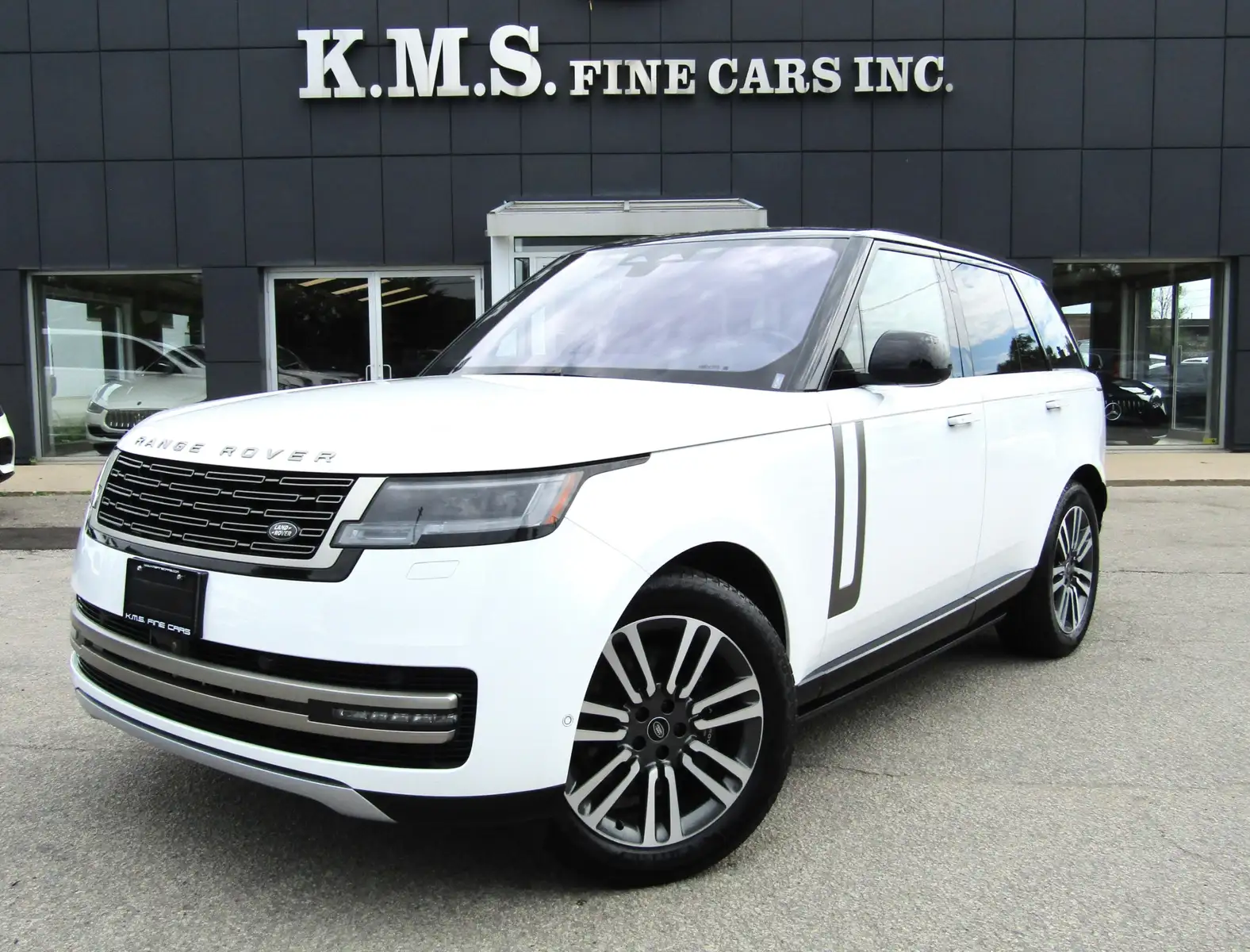 2023 Land Rover — photo 1