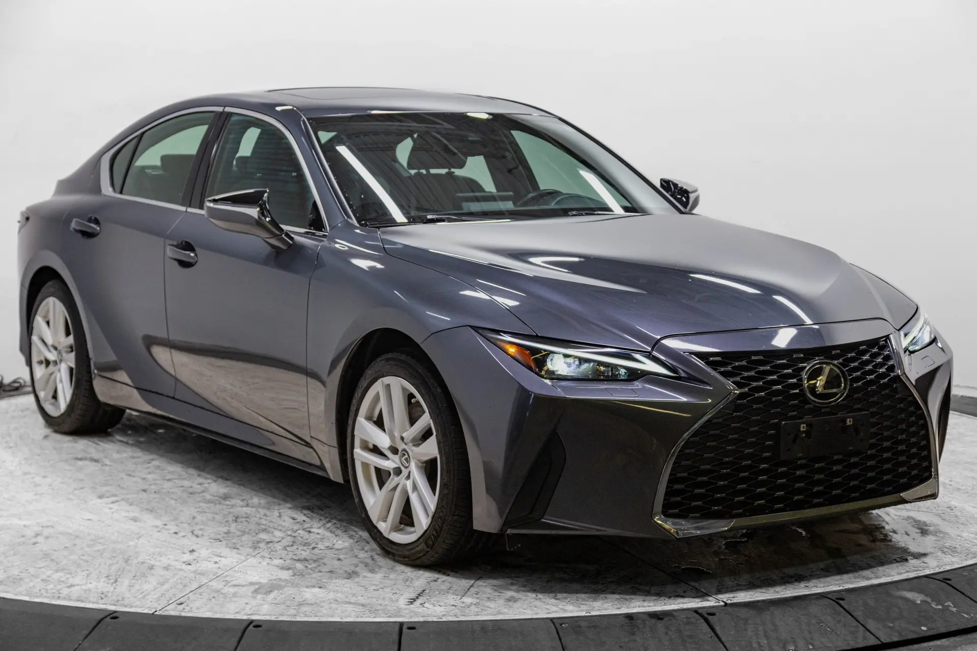 2022 Lexus IS — photo 1